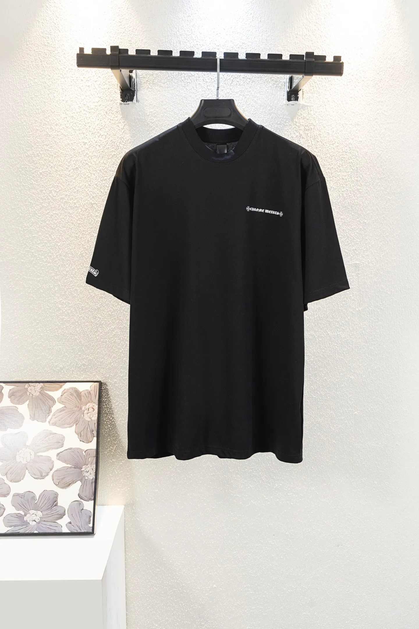 🅿️190 style number k8053 CH Kejia Sanskrit cross heavy industry foam printed T-shirt! Every one of Crow's products is really unique. Every piece has a back view. This leather label design is really cool. The leather label and silver jewelry design make the whole dress the icing on the cake. The texture of the whole short-sleeved piece is really amazing. It is made of 260g pure cotton fabric! 100% authentic to the official version, with all the details. All cuffs, shoulder seams, armholes, and necklines are all double-needle crimping. This is the rigorous craftsmanship that big brands should have. Details determine quality. The original washed tag packaging is full of style! The whole piece adopts three-needle and five-thread technology (neckline-shoulder seam-sleeve seam-double-pressed thread, which looks more three-dimensional and textured) and has the same craftsmanship as the original original, with a classic version, small dropped shoulders, and a micro silhouette! Color: Black White Size: XS-L